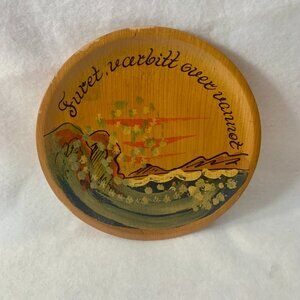 Vintage Scandinavian Hand-Painted Wooden Plate Furet, værbitt over vannet Norway